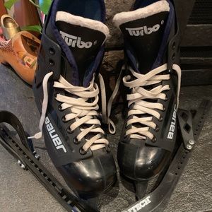 Youth 6 Bauer Turbo Hockey Skates w/ blade guards